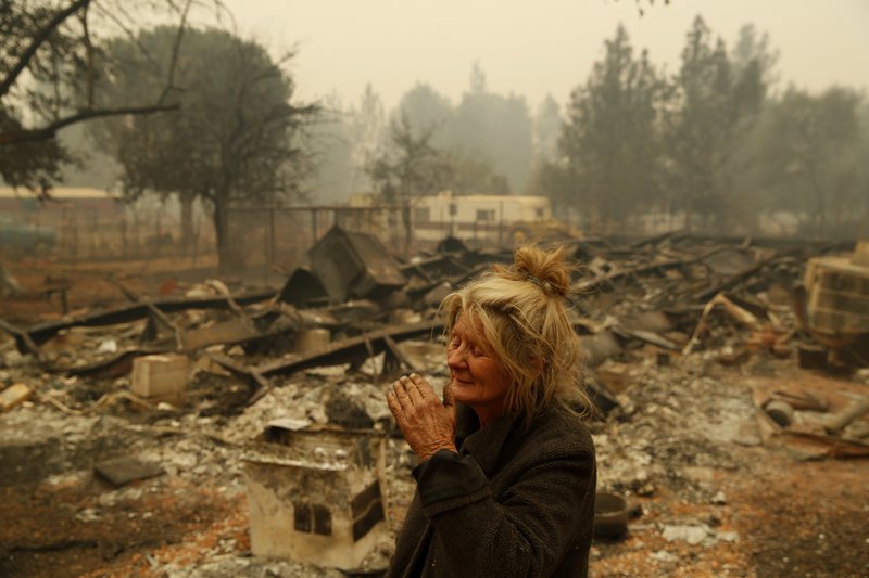 Ένας λυγμός για τους κόπους μιας ζωής. Συντετριμμένη η Κάθι Φάλον αντικρίζει τα αποκαϊδια του σπιτιού της στο Παραντάις (Φωτογραφία: ΑΡ)