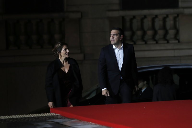 Μαζί με τον Αλέξη Τσίπρα, προσερχόμενοι, ανταποκρίθηκαν στα παρακάλια των φωτογράφων και πόζαραν στα φλας