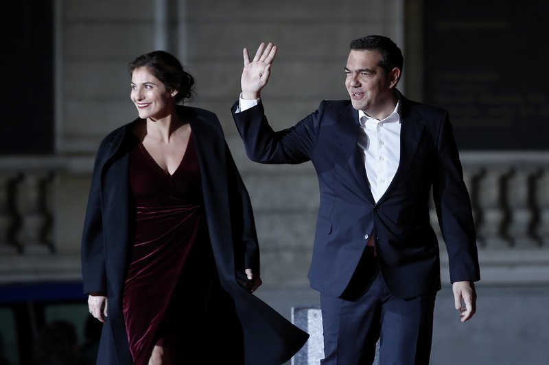 H Περιστέρα Μπαζιάνα επέλεξε ένα μπορντό βελούδινο φόρεμα με δαντέλα στο τελείωμα για το δείπνο των ηγετών σχεδόν ολόκληρης της υφηλίου