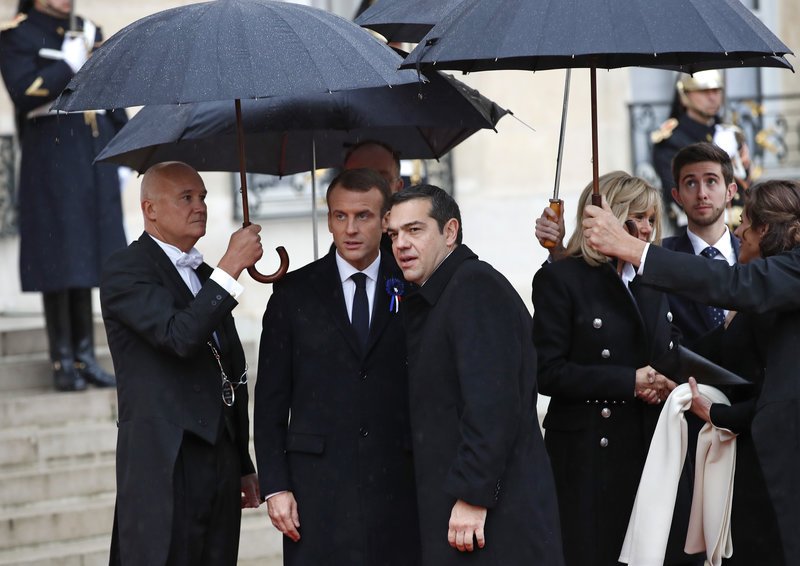 Η σύντροφος του πρωθυπουργού, προσερχόμενη, είχε μια σύντομη συνομιλία με την Μπριζίτ Μακρόν