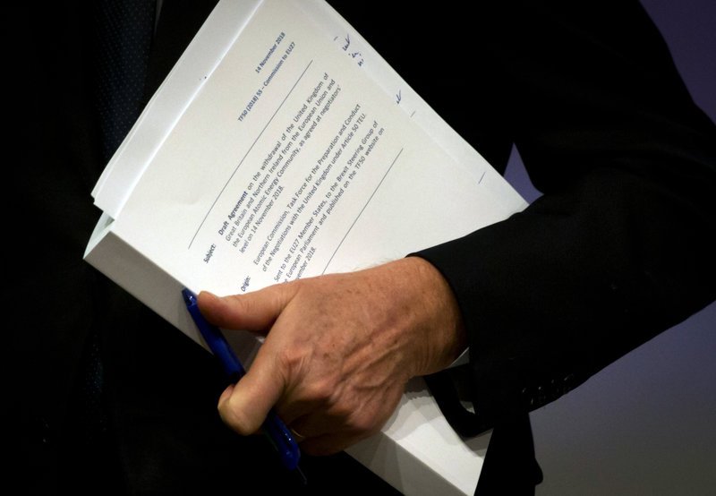 Στις 585 σελίδες της η συμφωνία καλύπτει τρεις βασικούς τομείς: Οικονομική διευθέτηση για την εκπλήρωση των βρετανικών δεσμεύσεων που έχουν συμφωνηθεί, τα δικαιώματα των πολιτών της ΕΕ στο Ηνωμένο Βασίλειο και των Βρετανών πολιτών στην ΕΕ κι ένας μηχανισμός για την αποφυγή σκληρού συνόρου στο νησί της Ιρλανδίας (Φωτογραφία: ΑΡ)