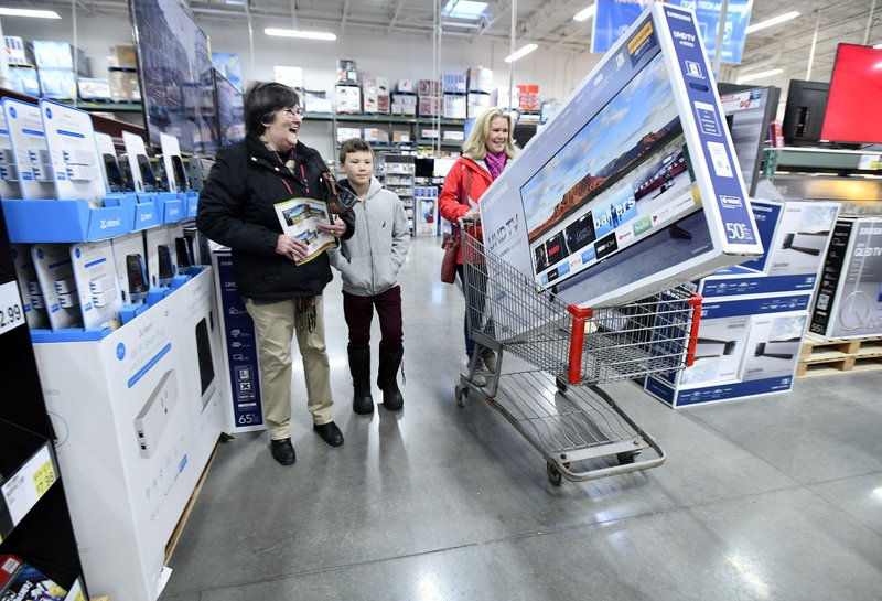 Φρενίτιδα στις ΗΠΑ για την Black Friday -Ουρές παρά το τσουχτερό κρύο [εικόνες] | iefimerida.gr 1