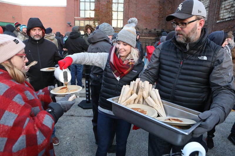 Φρενίτιδα στις ΗΠΑ για την Black Friday -Ουρές παρά το τσουχτερό κρύο [εικόνες] | iefimerida.gr 5