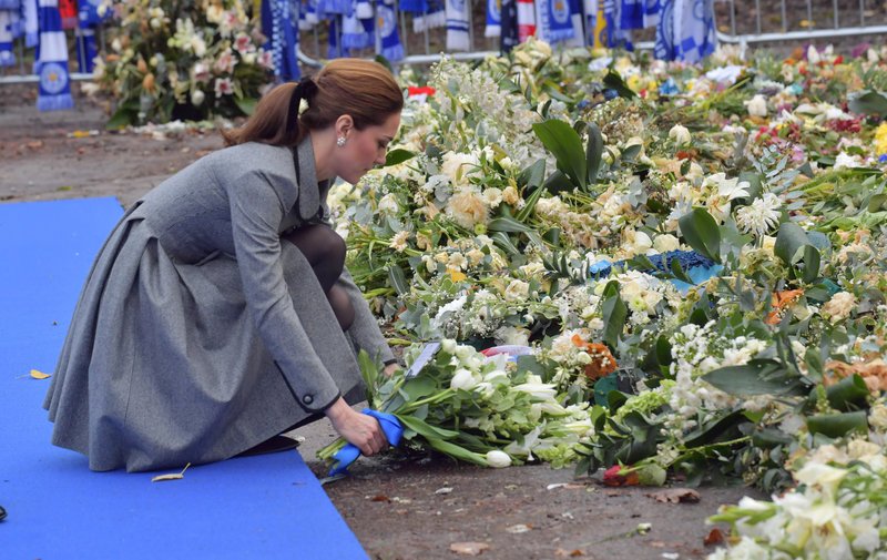 Η Κέιτ Μίντλετον για πρώτη φορά άλλαξε στιλ τσάντας -Και κράτησε τη μεγαλύτερη τάση της χρονιάς [εικόνες] | iefimerida.gr 8