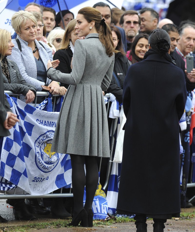 Η Κέιτ Μίντλετον για πρώτη φορά άλλαξε στιλ τσάντας -Και κράτησε τη μεγαλύτερη τάση της χρονιάς [εικόνες] | iefimerida.gr 7