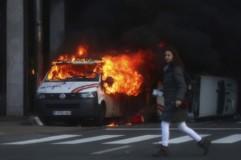 Οι διαδηλωτές πυρπόλησαν και όχημα της αστυνομίας (Φωτογραφία: ΑΡ)
