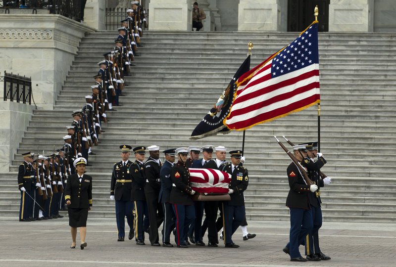 Οι ΗΠΑ αποχαιρετούν τον Τζορτζ Μπους τον πρεσβύτερο -Τα δάκρυα του γιου του και η «παγωμάρα» Ομπάμα-Τραμπ [εικόνες] | iefimerida.gr 5