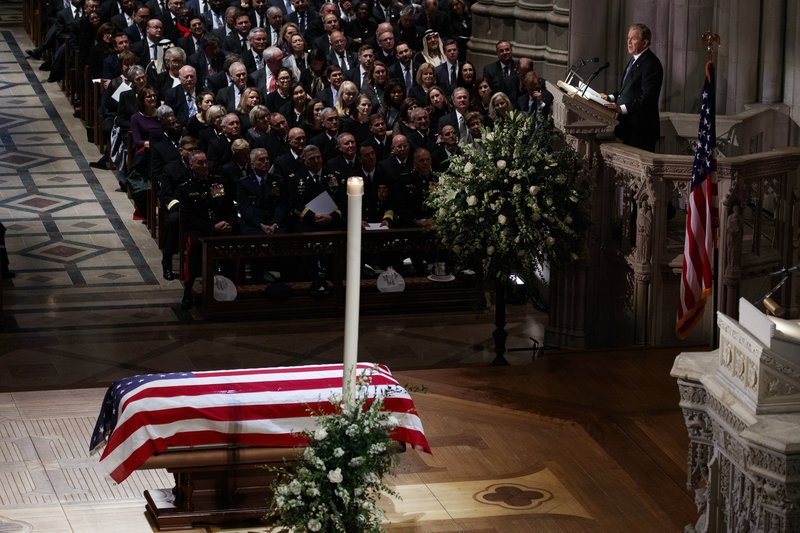 Οι ΗΠΑ αποχαιρετούν τον Τζορτζ Μπους τον πρεσβύτερο -Τα δάκρυα του γιου του και η «παγωμάρα» Ομπάμα-Τραμπ [εικόνες] | iefimerida.gr 4