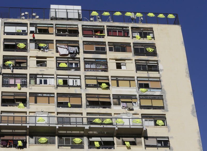 Κίτρινα γιλέκα αναρτημένα στα μπαλκόνια πολυκατοικίας στη Μασσαλία σε ένδειξη συμπαράστασης προς το κίνημα διαμαρτυρίας (Φωτογραφία: ΑΡ)