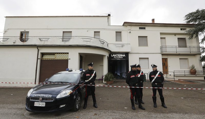 Οι Αρχές τις έρευνές τους στην τήρηση των κανόνων ασφαλείας από μέρους του ιδιοκτήτη της ντισκοτέκ (Φωτογραφία: ΑΡ)