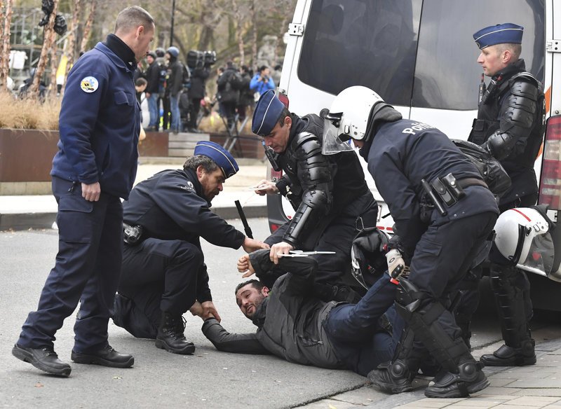 Η βελγική αστυνομία προχώρησε σε δεκάδες συλλήψεις (Φωτογραφία: ΑΡ)