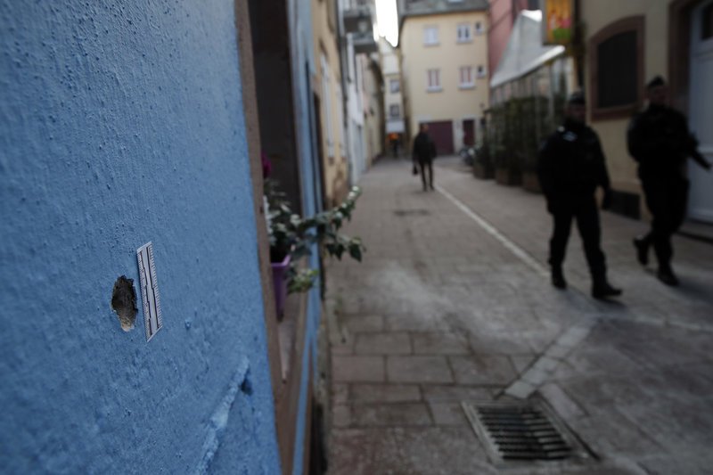 Τρύπα από σφαίρα σε τοίχο του δρόμου όπου σκοτώθηκε ο Σεκάτ (Φωτογραφία: ΑΡ)