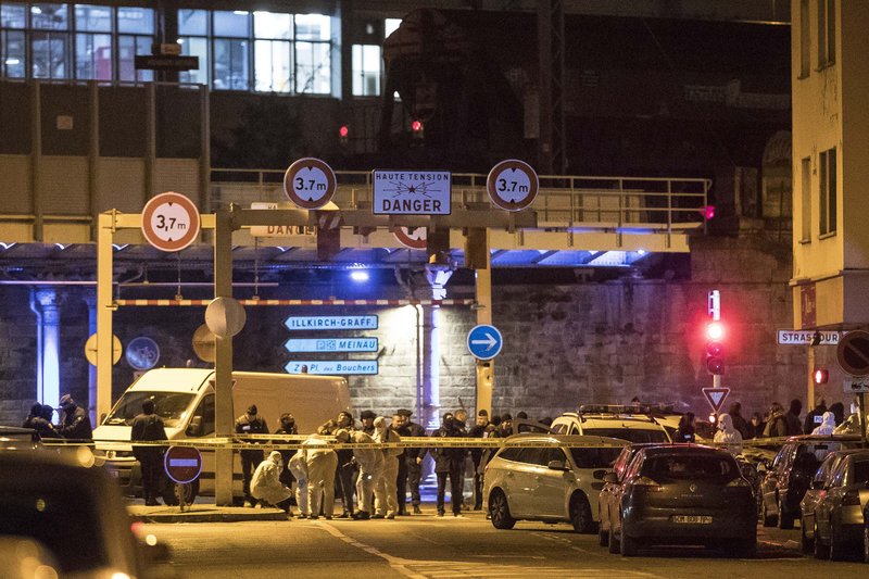 Περαστικοί φώναζαν «μπράβο» στους αστυνομικούς για την εξουδετέρωση του μακελάρη (Φωτογραφία: ΑΡ)