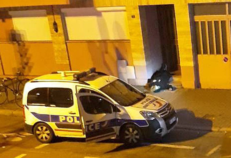 Η σορός του μακελάρη στο πεζοδρόμιο της οδού Λαζαρέ του Στρασβούργου (Φωτογραφία: ΑΡ)