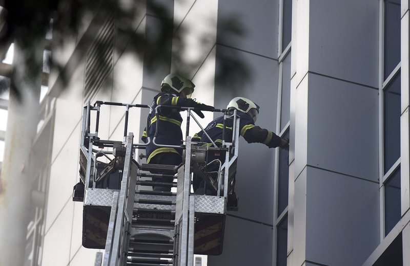 Τουλάχιστον έξι άνθρωποι σκοτώθηκαν και περισσότεροι από 100 τραυματίστηκαν μετά από πυρκαγιά που ξέσπασε σε ένα δημόσιο νοσοκομείο στη Βομβάη