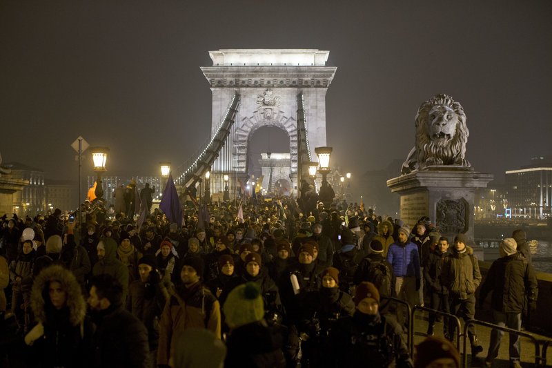 Αντικυβερνητικός ξεσηκωμός στην Ουγγαρία για τον «νόμο της σκλαβιάς» - Χιλιάδες στους δρόμους [εικόνες] | iefimerida.gr 2