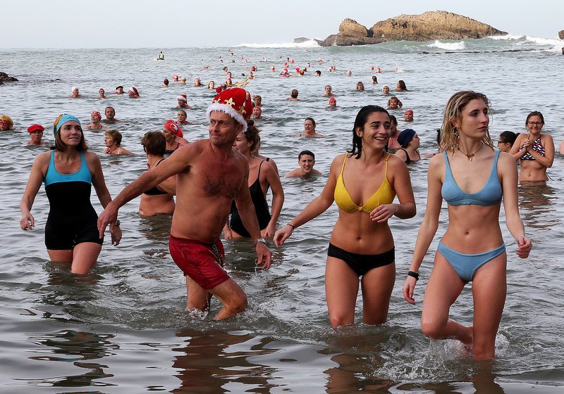 Στις παραλίες οι Γάλλοι ανήμερα των Χριστουγέννων