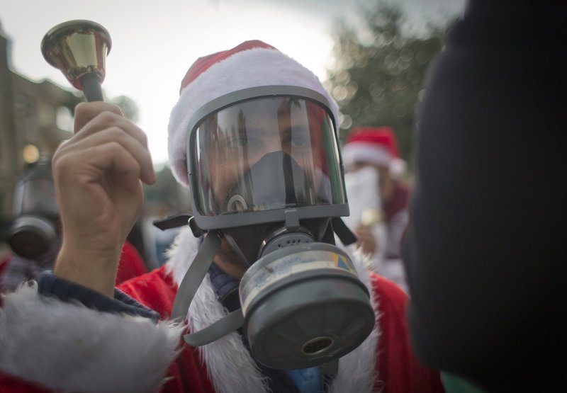 Παλαιστίνιοι ντυμένοι Αη Βασίληδες με αντιασφυξιογόνα μάσκα
