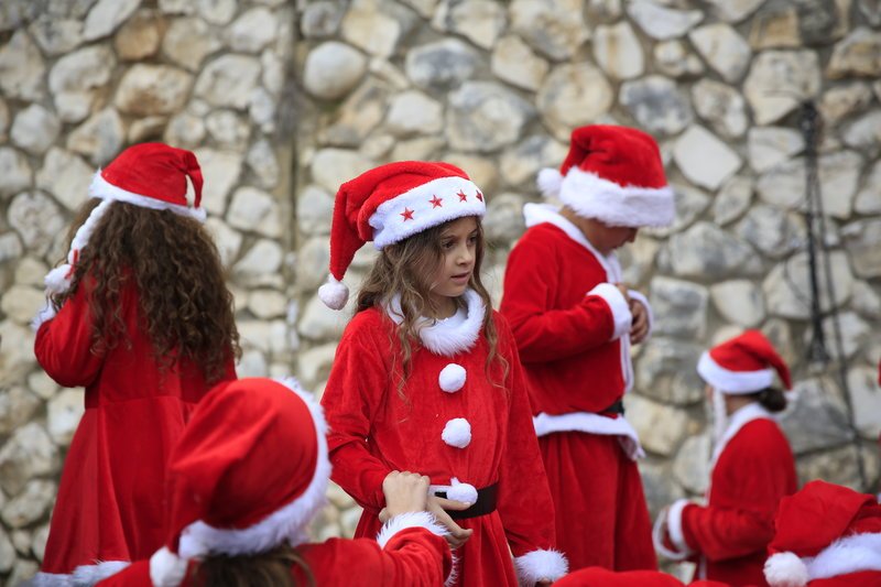 Κοριτσάκια στο Ισραήλ περιμένουν να ξεκινήσει η παρέλαση στη Ναζαρέτ