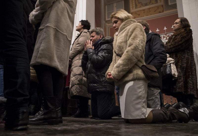 Κατάνυξη στον καθεδρικό ναο στο Βίλνιους της Λιθουανίας