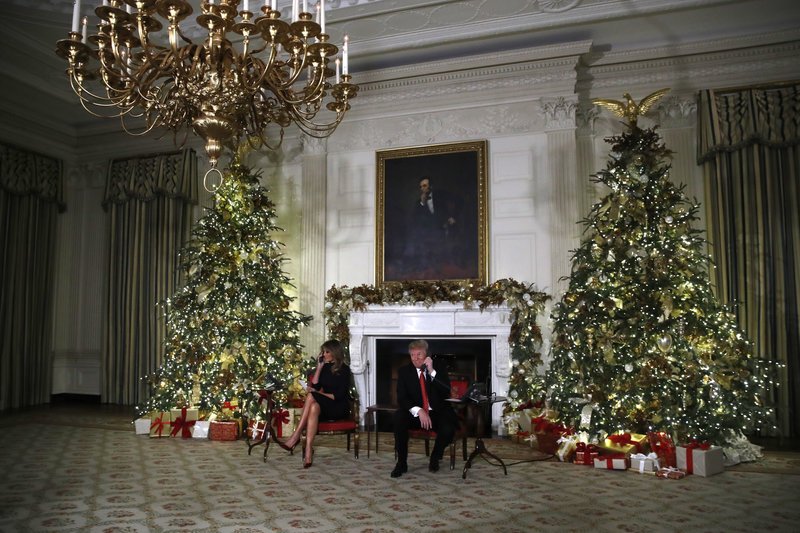 Η Μελάνια Τραμπ με σέξι μπορντό 12ποντα στην εκκλησία, για τα Χριστούγεννα [εικόνες & βίντεο] | iefimerida.gr 5