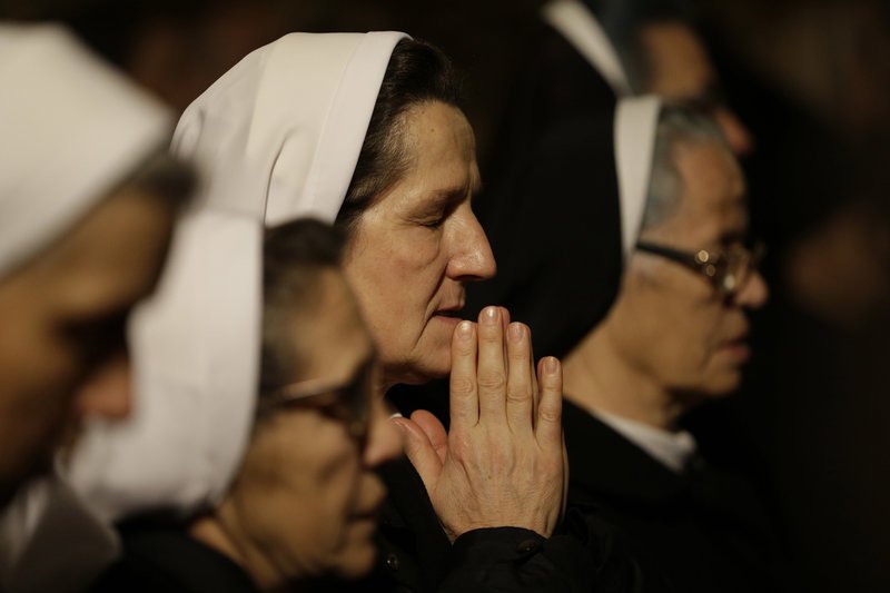 Καλόγριες στη Βοσνία προσεύχονται