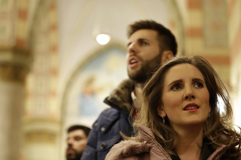 Στον καθεδρικό του Σεράγεβο στη Βοσνία, ένα ζευγάρι ψέλνει