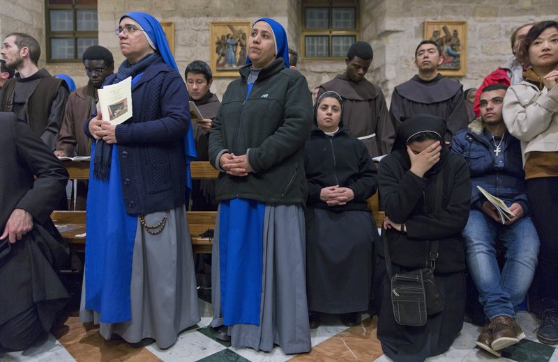 Χριστιανές καλόγριες ψέλνουν στην εκκλησία της Αγ. Αικατερίνης στο ναό της Γέννησης στη Βηθλεέμ