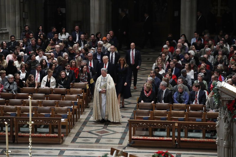 Η Μελάνια Τραμπ με σέξι μπορντό 12ποντα στην εκκλησία, για τα Χριστούγεννα [εικόνες & βίντεο] | iefimerida.gr 2