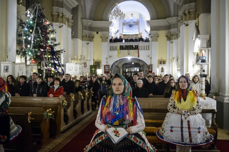 Με παραδοσιακές στολές γιόρτασαν τα Χριστούγεννα στην Ουγγαρία