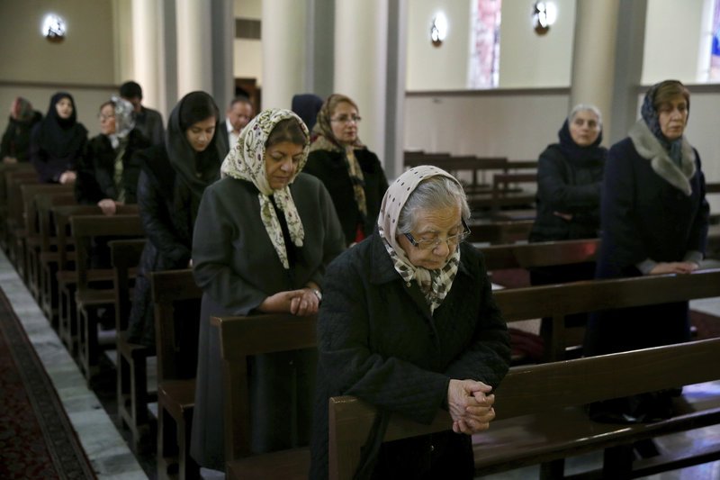 Ιρανοί παρακολουθούν την λειτουργία των Χριστουγέννων στην Καθολική Εκκλησία του Αγ. Ιωσήφ στην Τεχεράνη