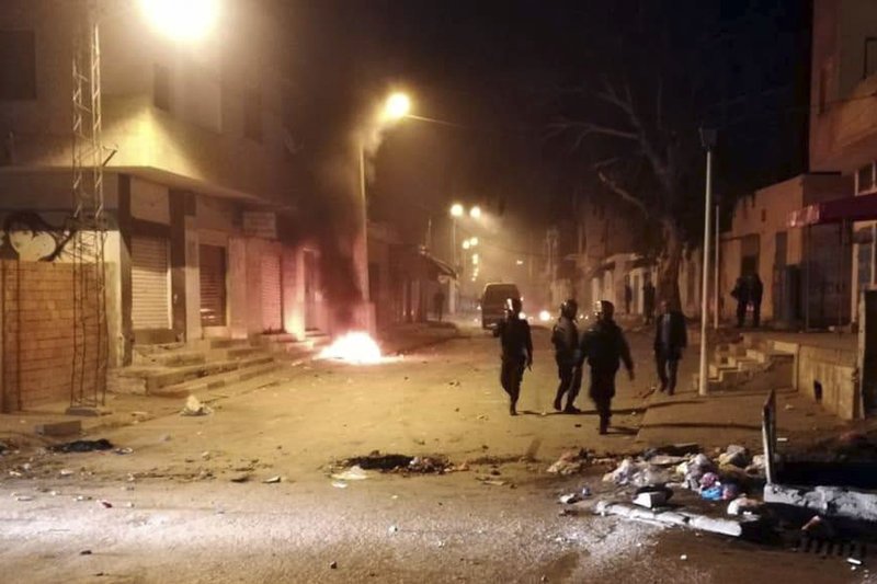 Εξοργισμένοι κάτοικοι έβαλαν φωτιά σε ελαστικά -AP Photo/Mohamed Ben Salah
