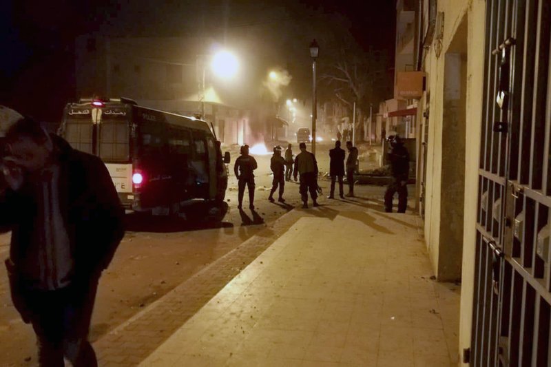 Τα επεισόδια ξέσπασαν στην Κασερίν μετά την ταφή του φωτορεπόρτερ -Φωτογραφία: AP Photo/Mohamed Ben Salah