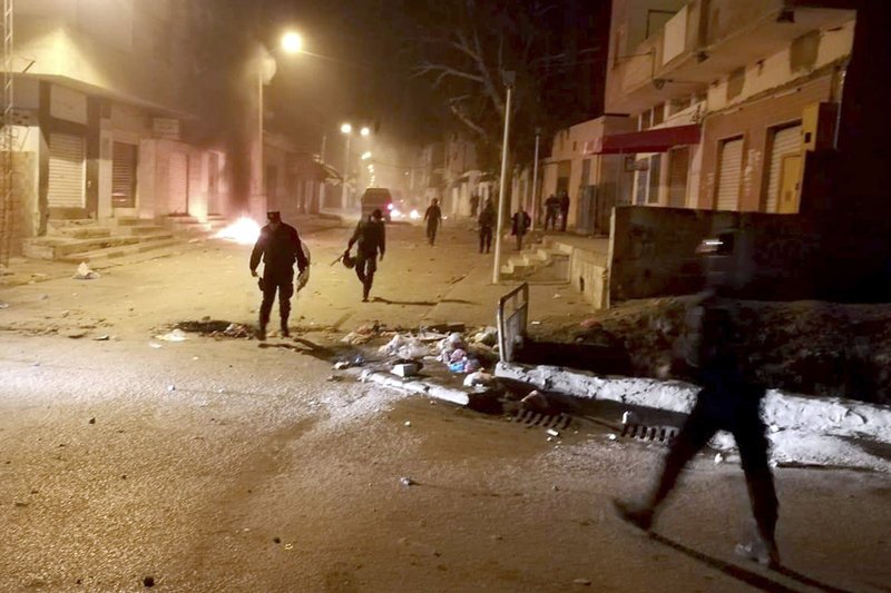 Ο 32χρονος φωτορεπόρτερ αυτοπυρπολήθηκε σε ένδειξη διαμαρτυρίας για την επιδείνωση της φτώχειας -Φωτογραφία: AP Photo/Mohamed Ben Salah