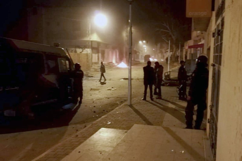 Η αστυνομία της Τυνησίας απάντησε με δακρυγόνα -Φωτογραφία: AP Photo/Mohamed Ben Salah