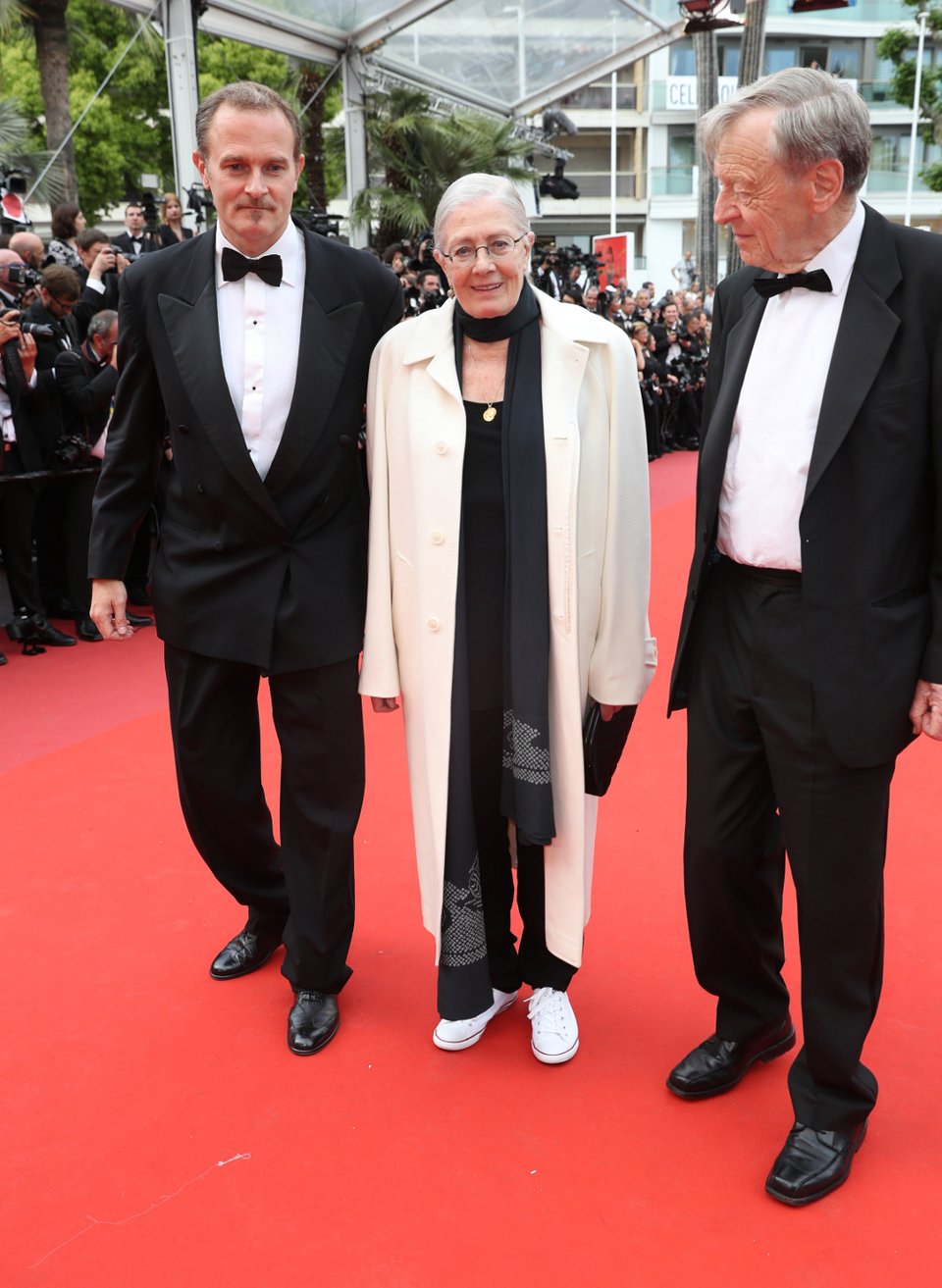 Μια κυρία με αθλητικά στο κόκκινο χαλί των Καννών [εικόνες] | iefimerida.gr 1