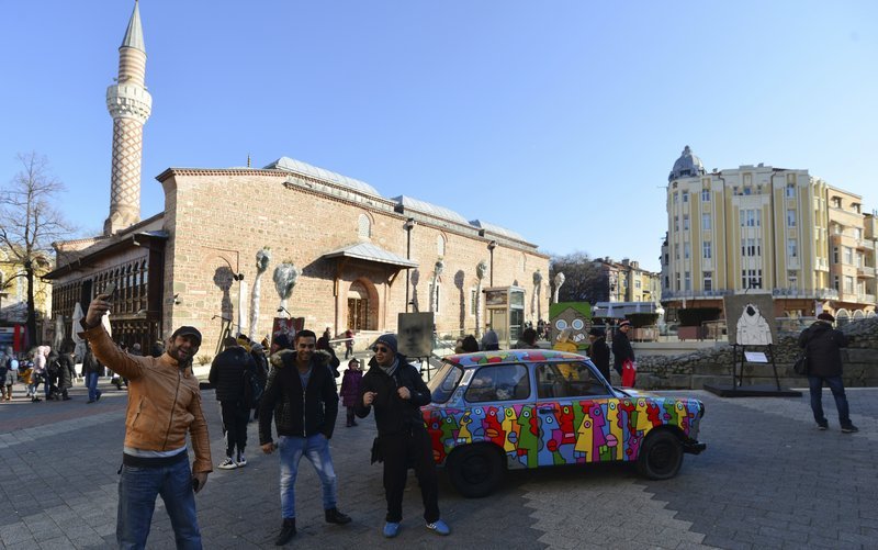Τρία Trabant -αυτοκίνητο σύμβολο της Ανατολικής Γερμανίας- ζωγραφίστηκαν από τους καλλιτέχνες Τιερί Νουάρ, Κριστόφ-Εμανουέλ Μπουσέ και Kiddy Citny