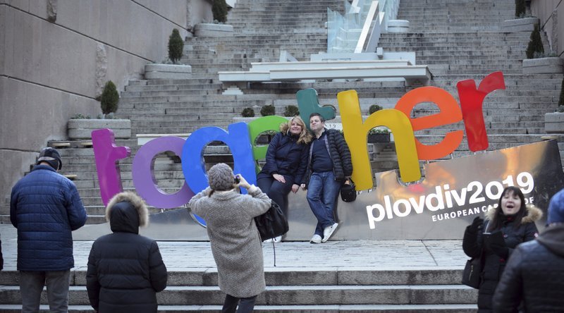 Εκατοντάδες κόσμου στα δρομάκια και πολλές σέλφι