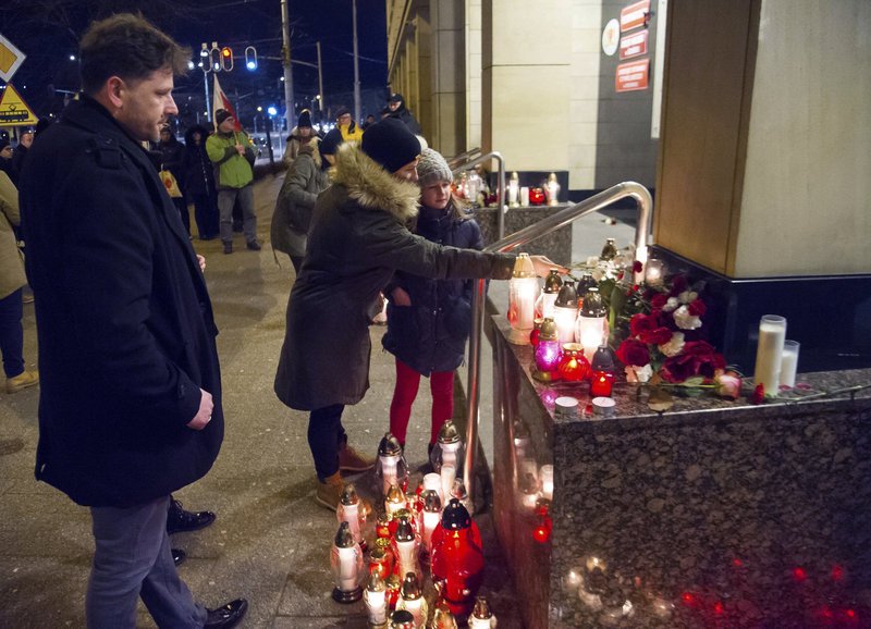 Πολωνία: Διαδηλώσεις κατά του μίσους στην Πολωνία μετά τη δολοφονία του δημάρχου του Γκντανσκ [εικόνες] | iefimerida.gr 0