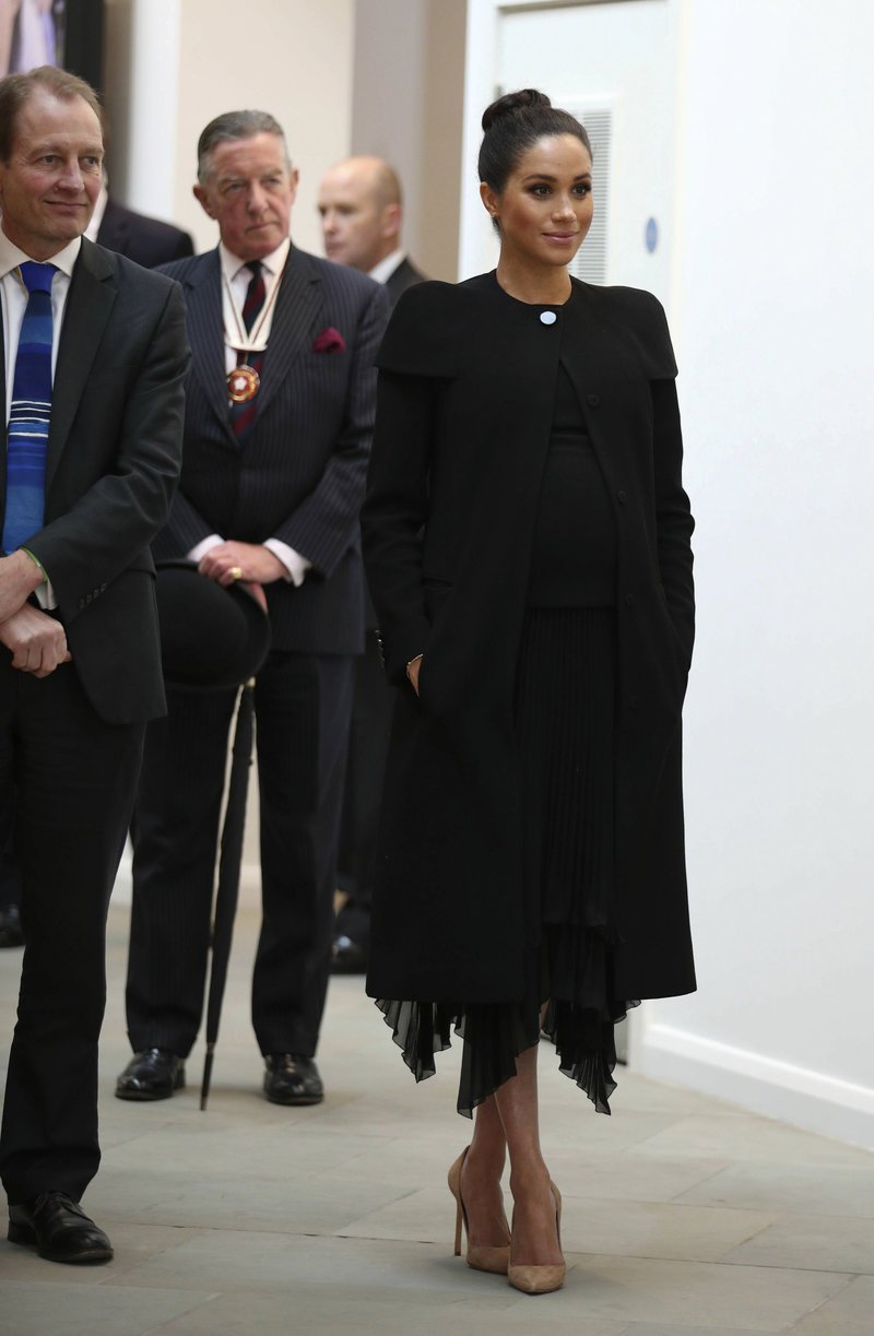 Η Μέγκαν Μαρκλ 7 μηνών έγκυος παρέδωσε μαθήματα στιλ για total black look [εικόνες] | iefimerida.gr 3