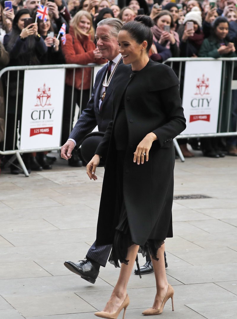 Η Μέγκαν Μαρκλ 7 μηνών έγκυος παρέδωσε μαθήματα στιλ για total black look [εικόνες] | iefimerida.gr 2