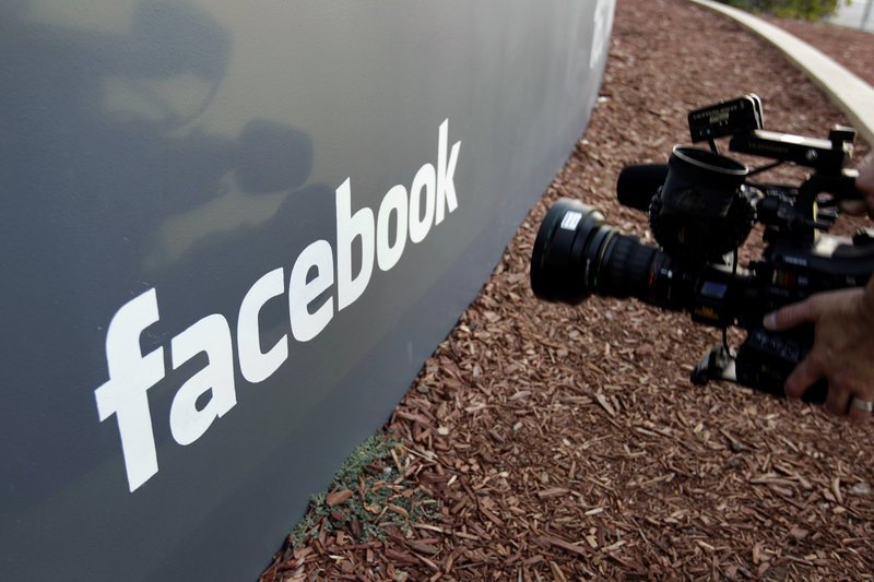 To πρώτο τρίμηνο του 2018 το Facebook απομάκρυνε, όπως είπε, 865 εκατομμύρια αναρτήσεις, εκ των οποίων τα 3,4 εκ. είχαν εξαιρετικά βίαιο περιεχόμενο (Φωτογραφία: ΑΡ)