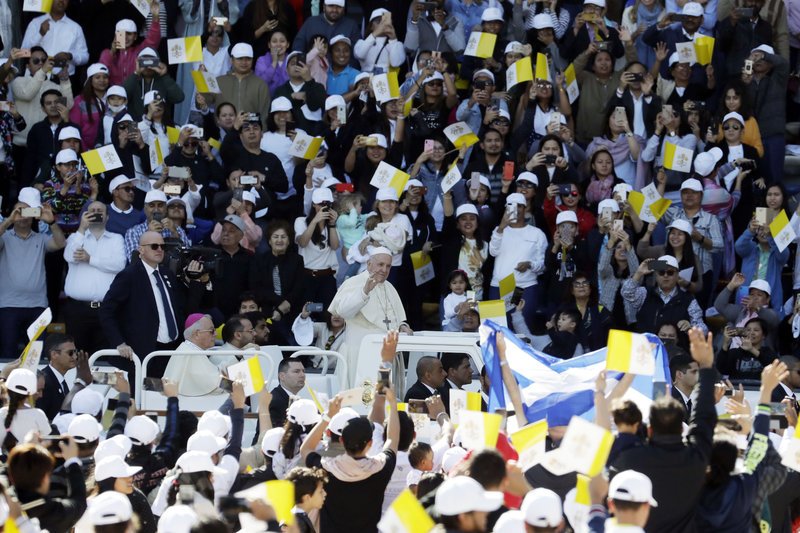 Χιλιάδες πιστοί κρατώντας μικρές κίτρινες και λευκές σημαίες, τα χρώματα του Βατικανού, ξέσπασαν σε ζητωκραυγές ότι τον είδαν να εισέρχεται στο στάδιο και τον έραναν με ελιές