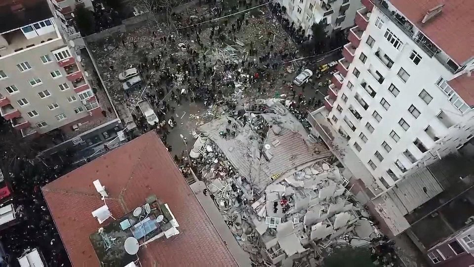 Το πολυώροφο κτίριο ισοπεδώθηκε (Φωτο: DHA via AP)