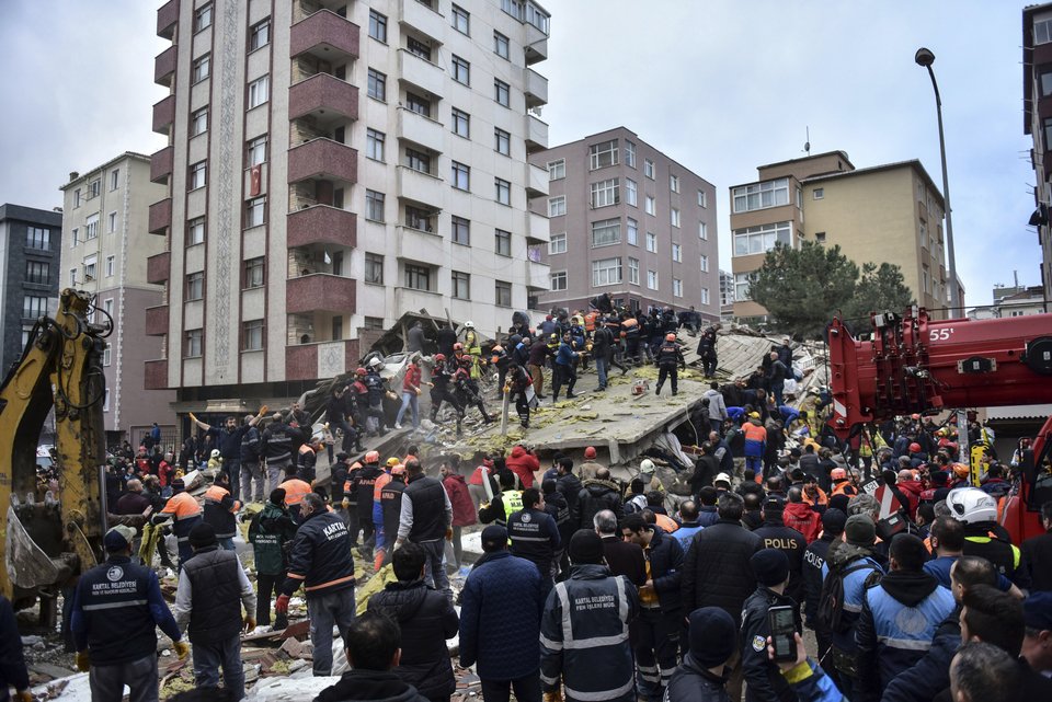 Δύο νεκροί μέχρι στιγμής από την κατάρρευση του κτιρίου (Φωτο: DHA via AP)