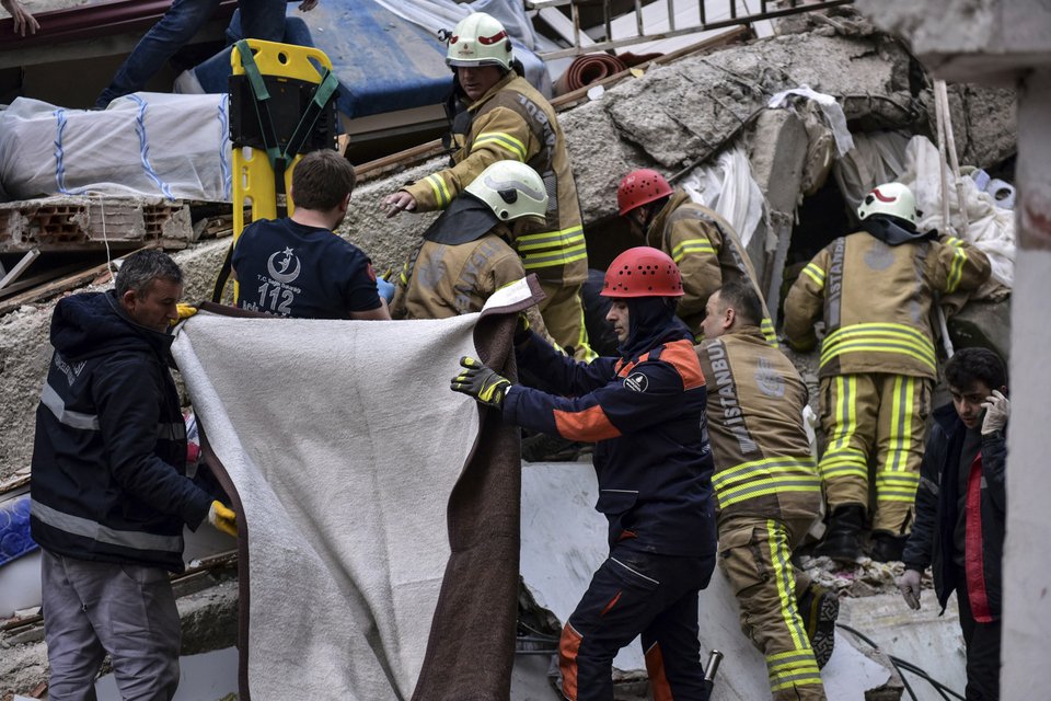 Διασώστες ψάχνουν στα συντρίμμια (Φωτο: DHA via AP)