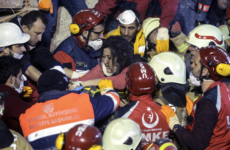 Διασώστες απεγκλωβίζουν μια γυναίκα (Φωτο: DHA via AP)