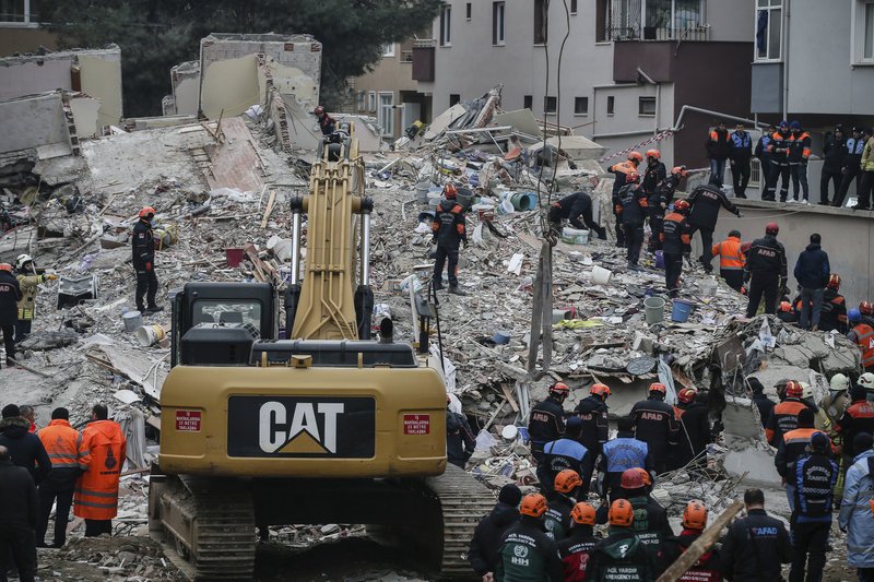 «Θαύμα» στην Κωνσταντινούπολη: Ανέσυραν ζωντανή 5χρονη από τα ερείπια του κτιρίου που κατέρρευσε [βίντεο]  | iefimerida.gr 1