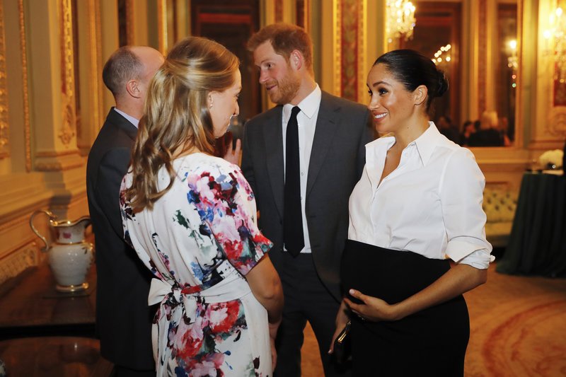 Η Μέγκαν Μαρκλ στο κόκκινο χαλί -Με οσκαρικό στιλ, εγκυμονούσας [εικόνες] | iefimerida.gr 11