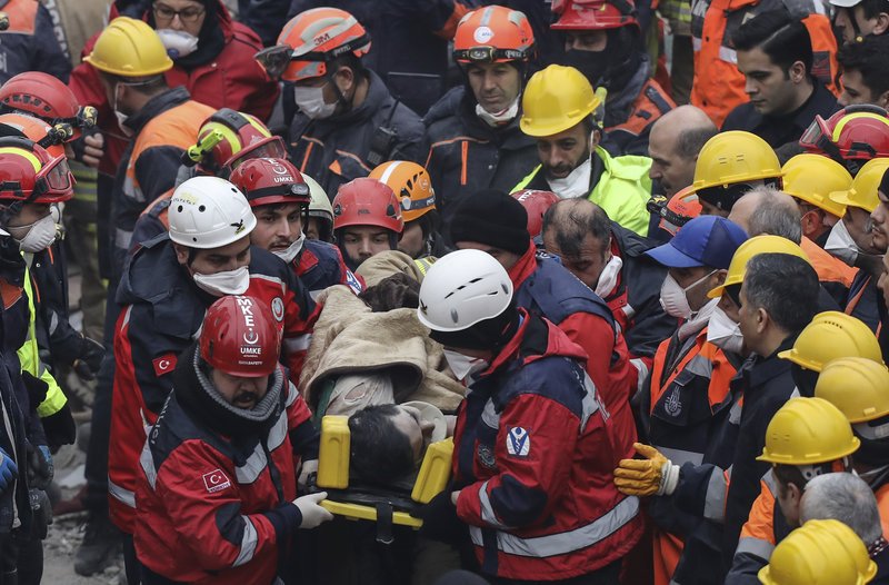 Εικόνες-σοκ: Η στιγμή που διασώστες βγάζουν ζωντανό έναν 16χρονο από το κτίριο στην Κωνσταντινούπολη [εικόνες] | iefimerida.gr 1